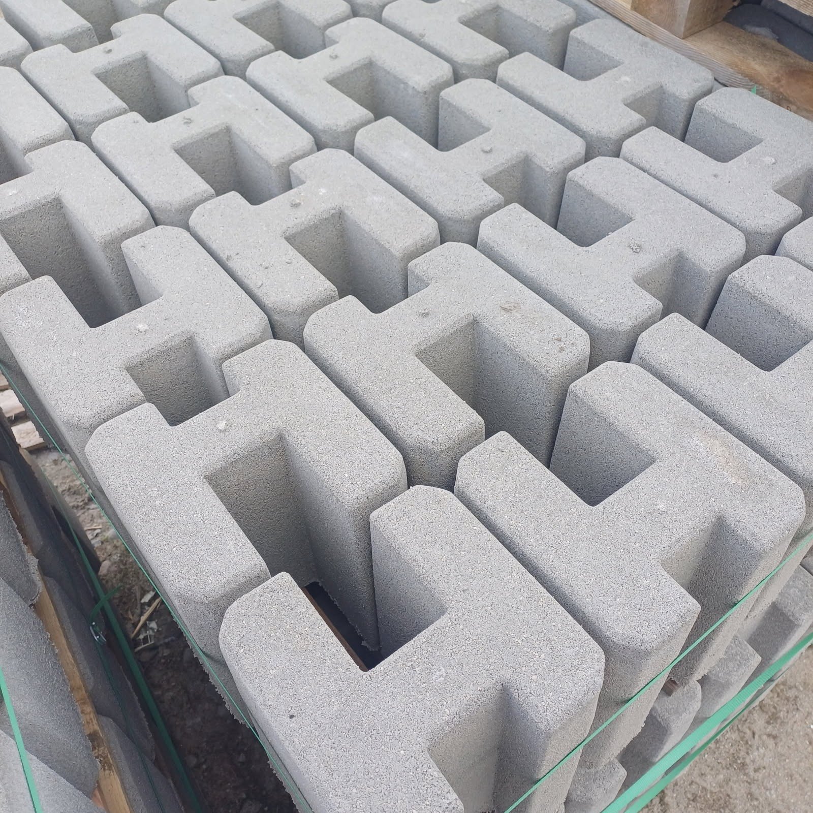 Betonowe łączniki systemowe na palecie